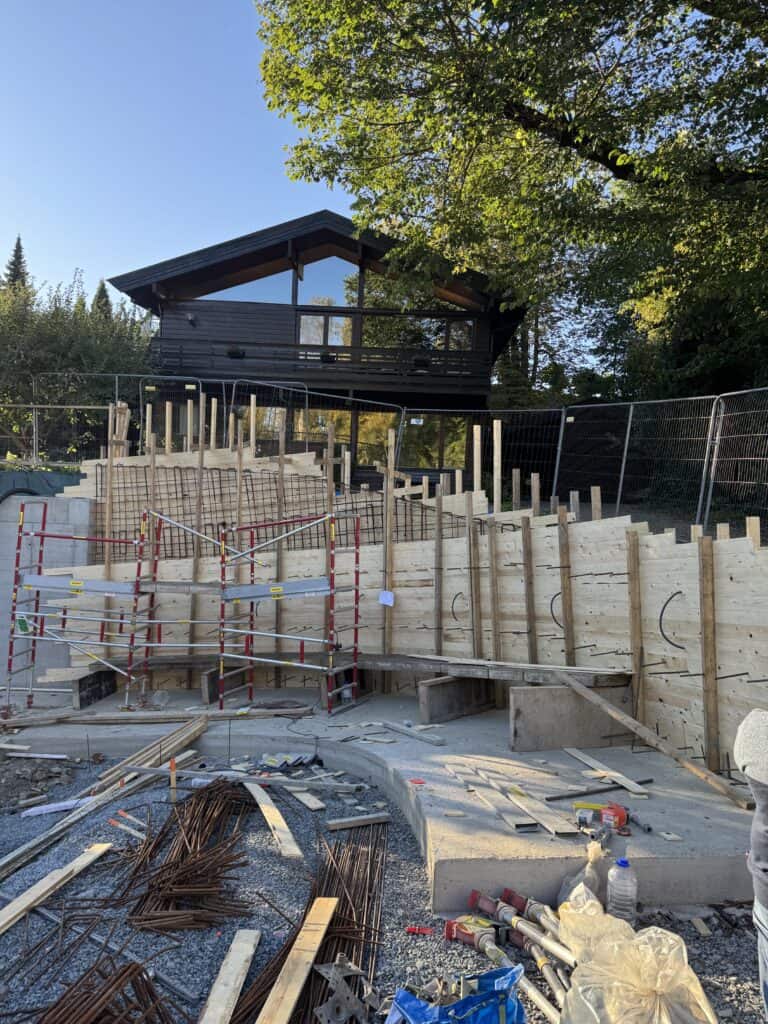 Konstruksjonsarbeid for terrasser og oppføring av ny balkong i tre, fokus på byggeprosess og materialvalg.