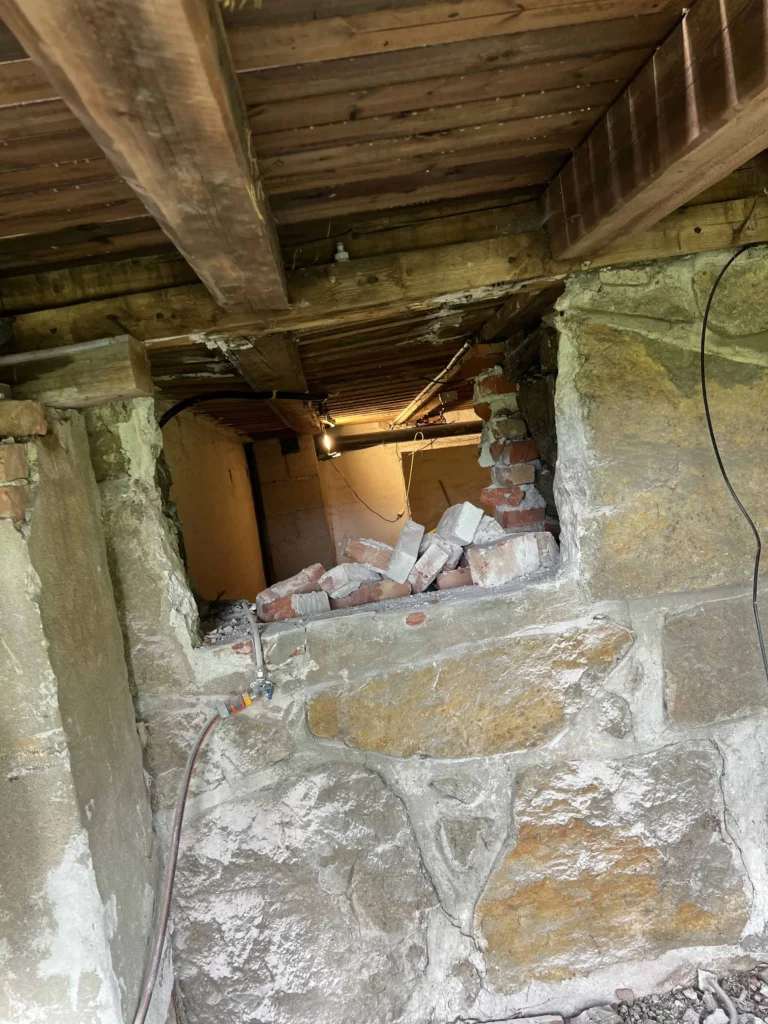 Gammel mur og tak med renoveringsarbeid i bolig | Byggproffene.