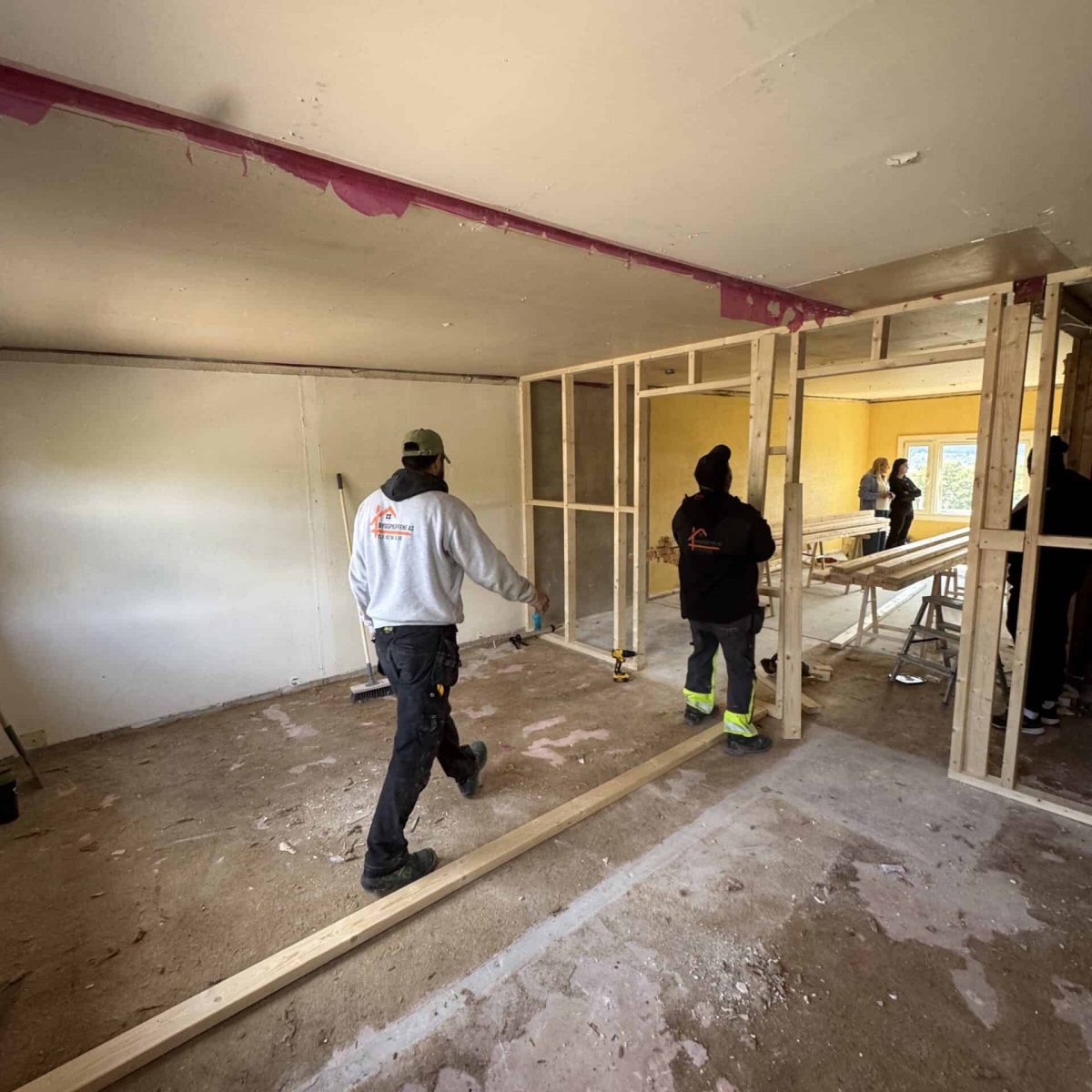 Kvalitetsbygging av innvendige skillevegger med tømmerverkammer, byggeprosess pågår.