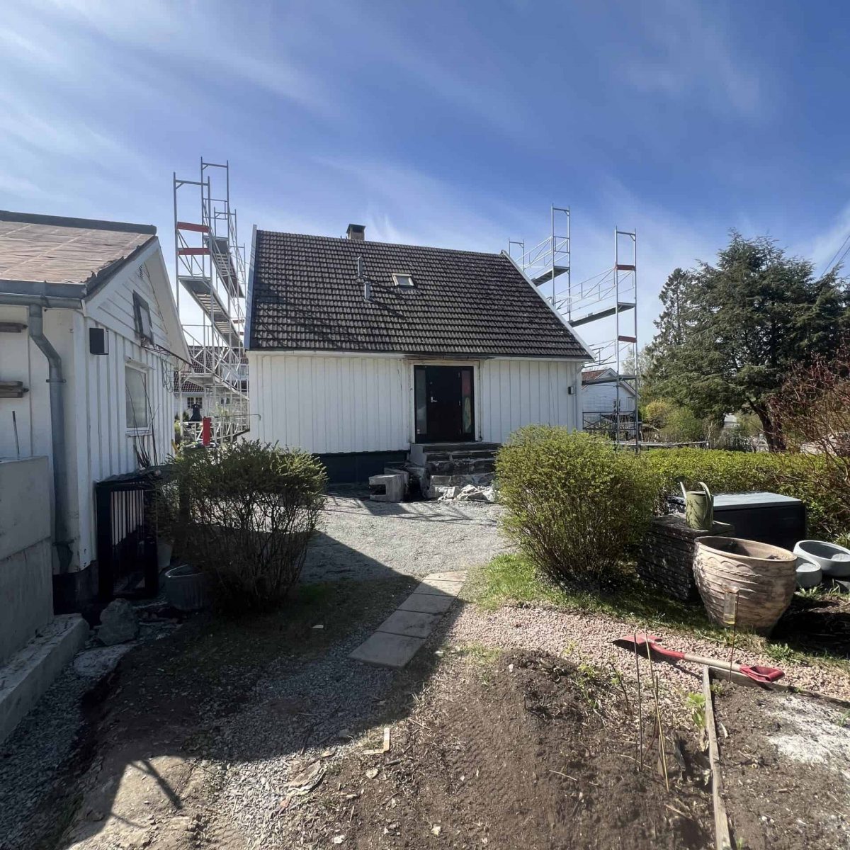 Eksisterende hus under oppussing med scaffolding, klart for renovering og vedlikehold.