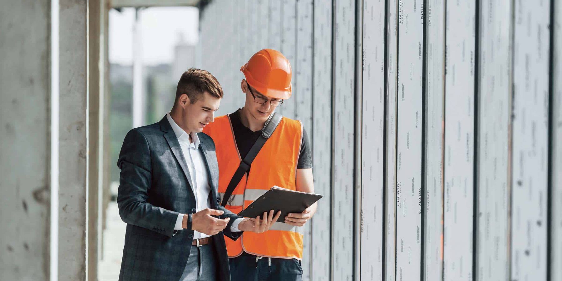 - Moderne byggteknikk og prosjektplanlegging på byggeplass.